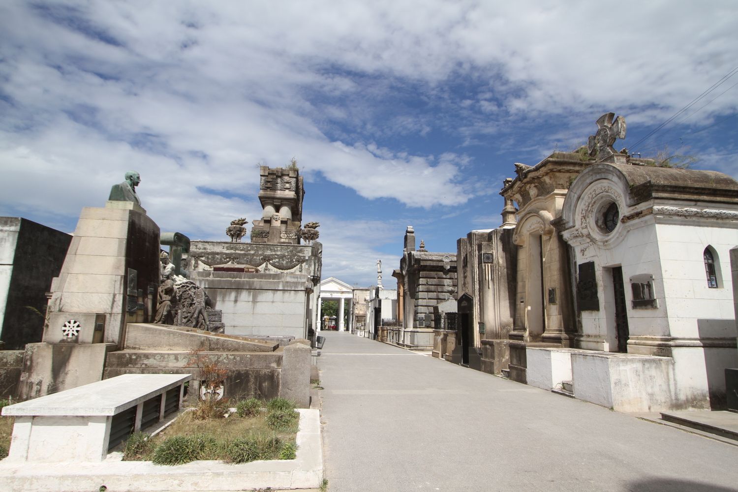 Balearon a un vigilador en el Cementerio Municipal