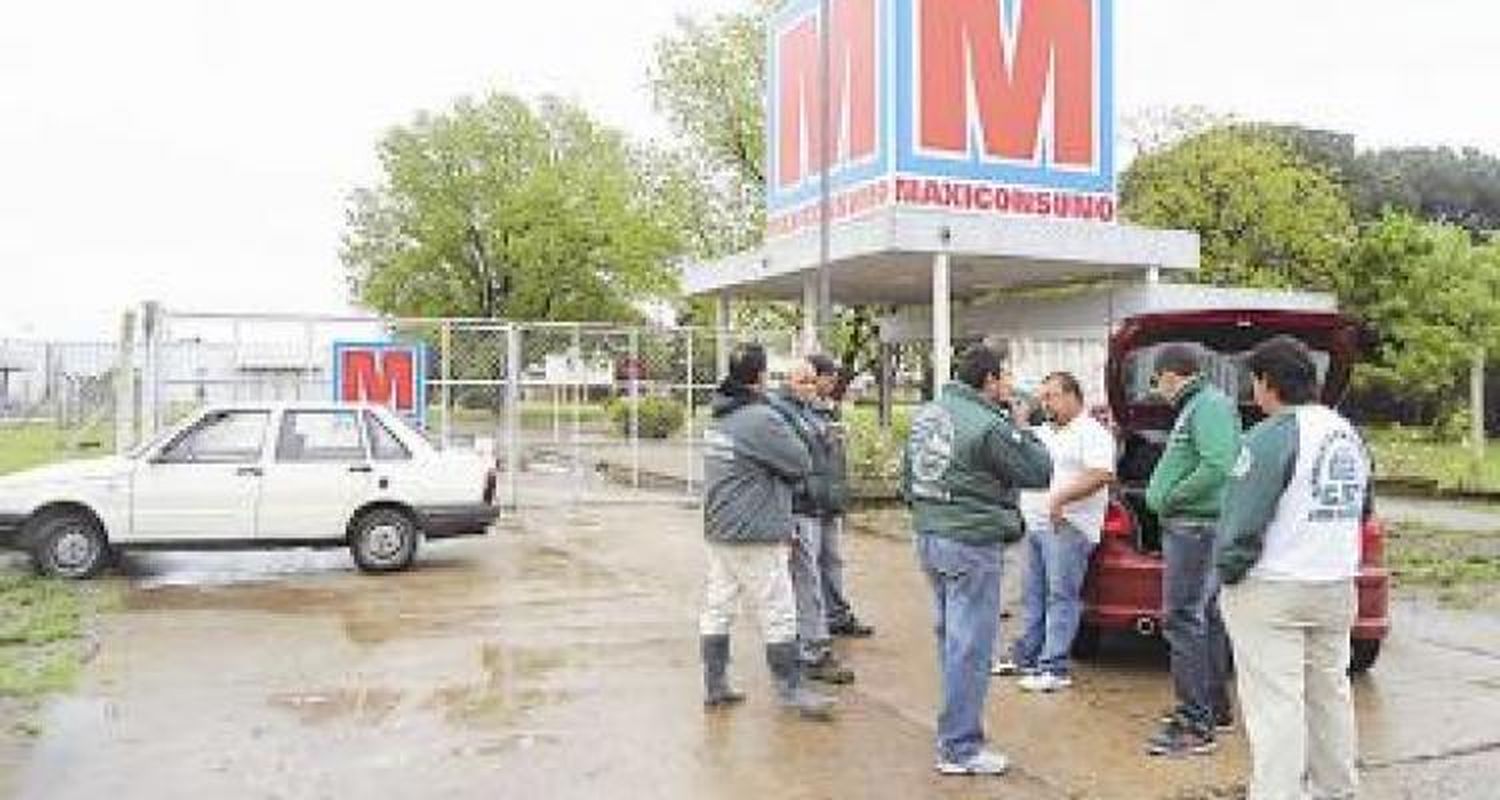 Camioneros de protesta en Maxiconsumo y un corralón