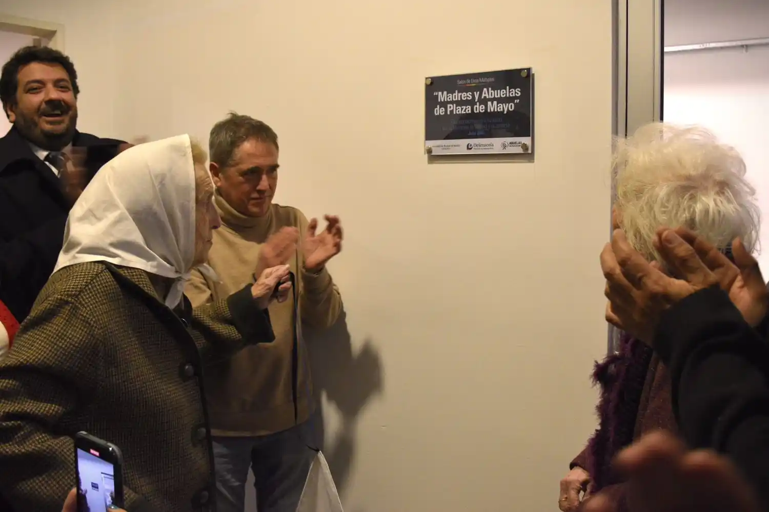 Un espacio en la sede de la Defensoría del Pueblo de Buenos Aires lleva el nombre Madres y Abuelas de Plaza de Mayo.