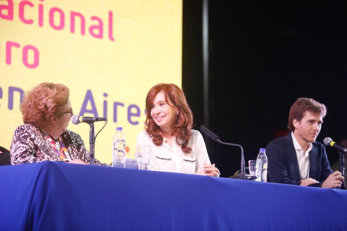 Cristina en tono de campaña: Con mucha militancia y por "cadena  nacional" presentó su libro y pidió un nuevo "contrato social"