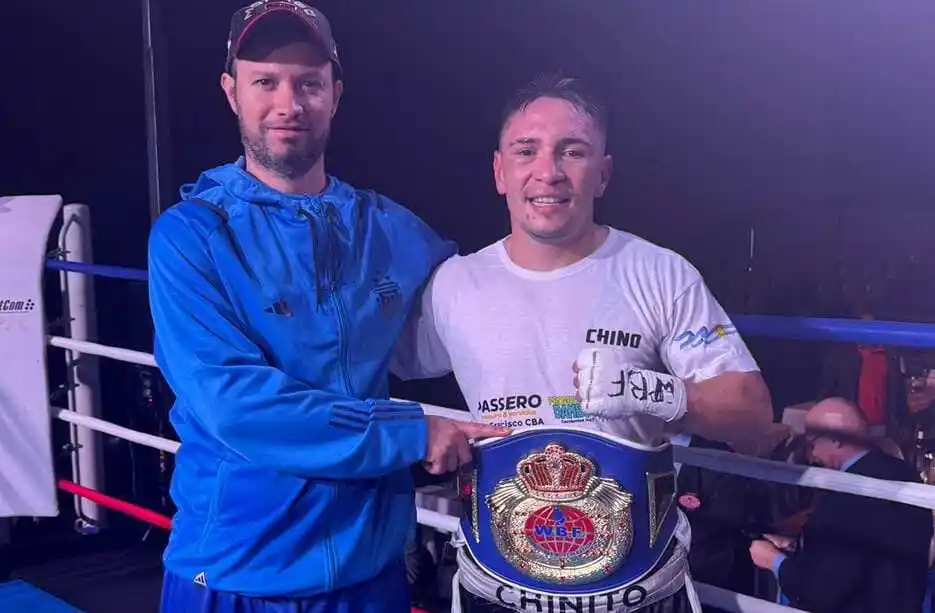 José Acevedo exhibiendo el cinturón de campeón junto a su entrenador Carlos Lemos