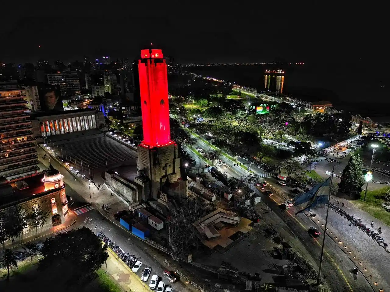 El Monumento a la Bandera iluminado de cara a los Juegos Sudamericanos.