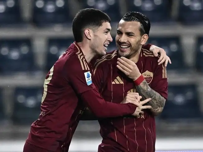 Soulé festeja el gol de la victoria con Paredes.