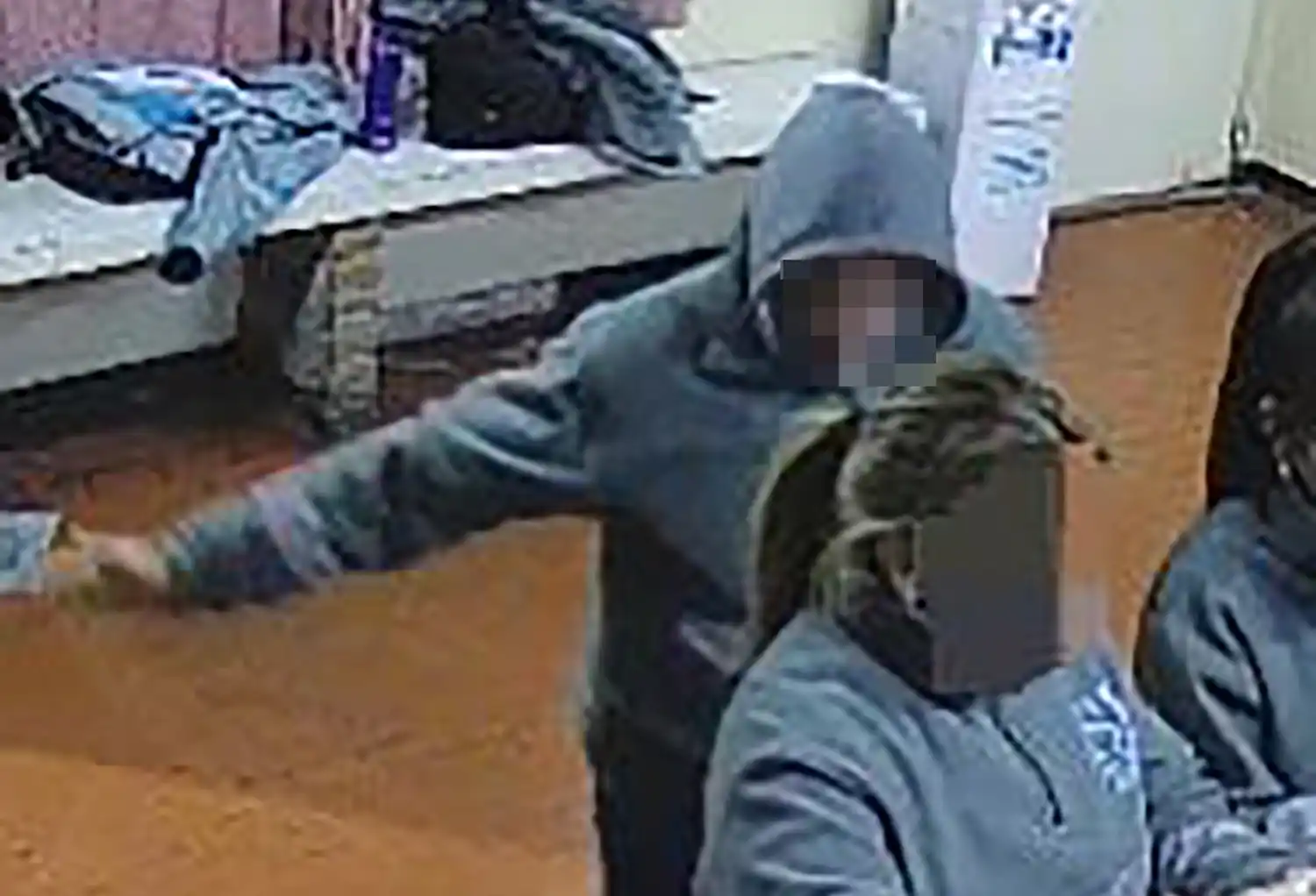 El hecho quedó registrado por una cámara de seguridad.