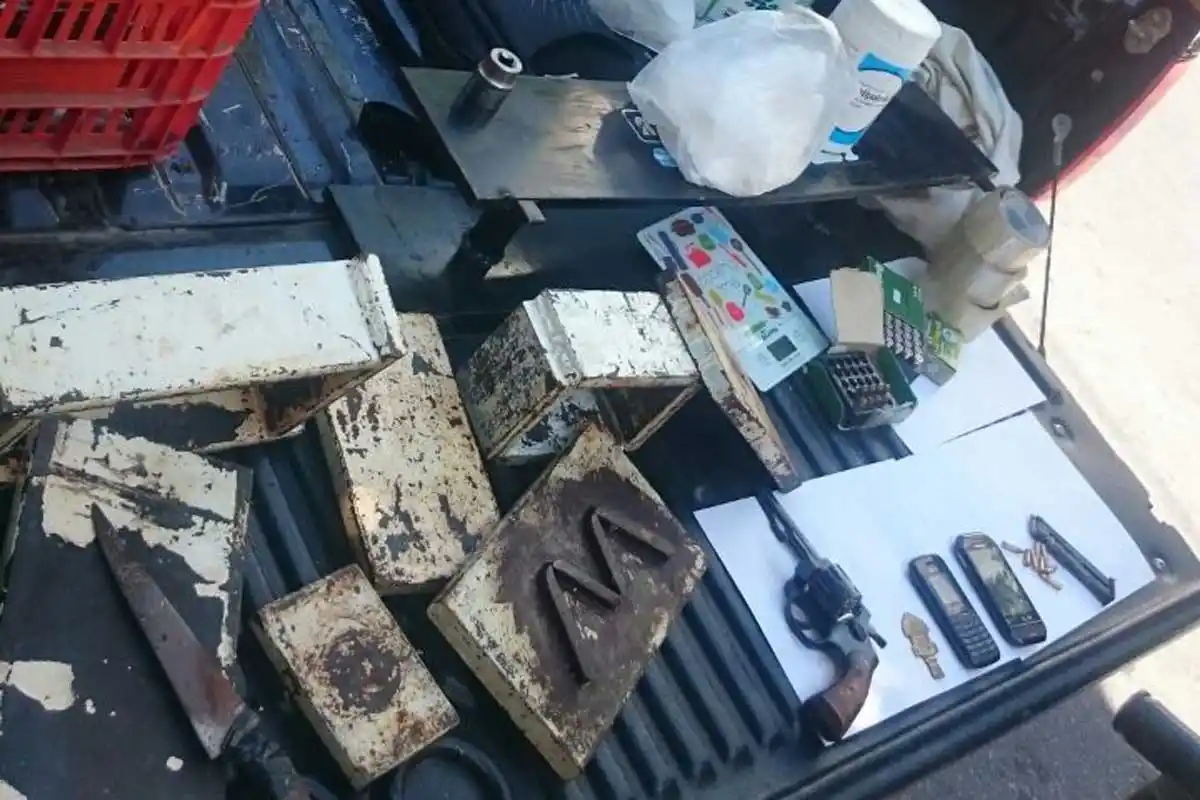 Detienen a dos hombres con armas y 400 gramos de cocaína
