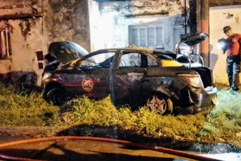 Reportaron otro incendio de un taxi en zona sur