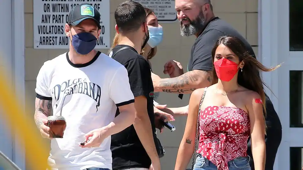 Las fotos de Lionel Messi y Antonela Roccuzzo en un centro de vacunación en Miami