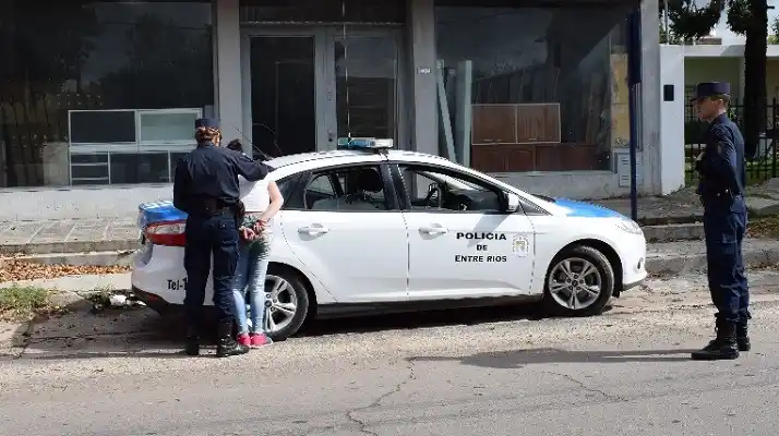 Entraron a su casa y hallaron a una mujer revisando la habitación