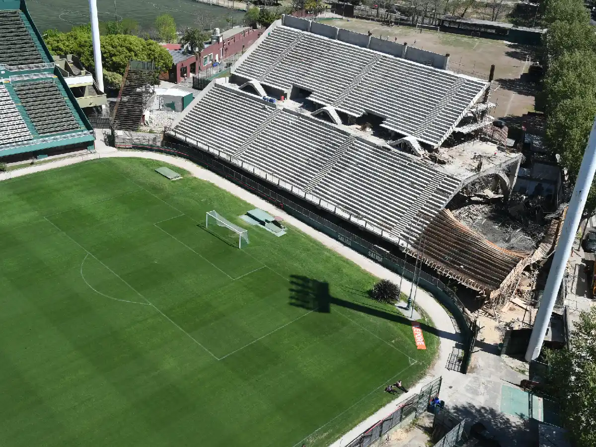 Se derrumbó un sector de la tribuna que construye Ferro: seis obreros con heridas leves