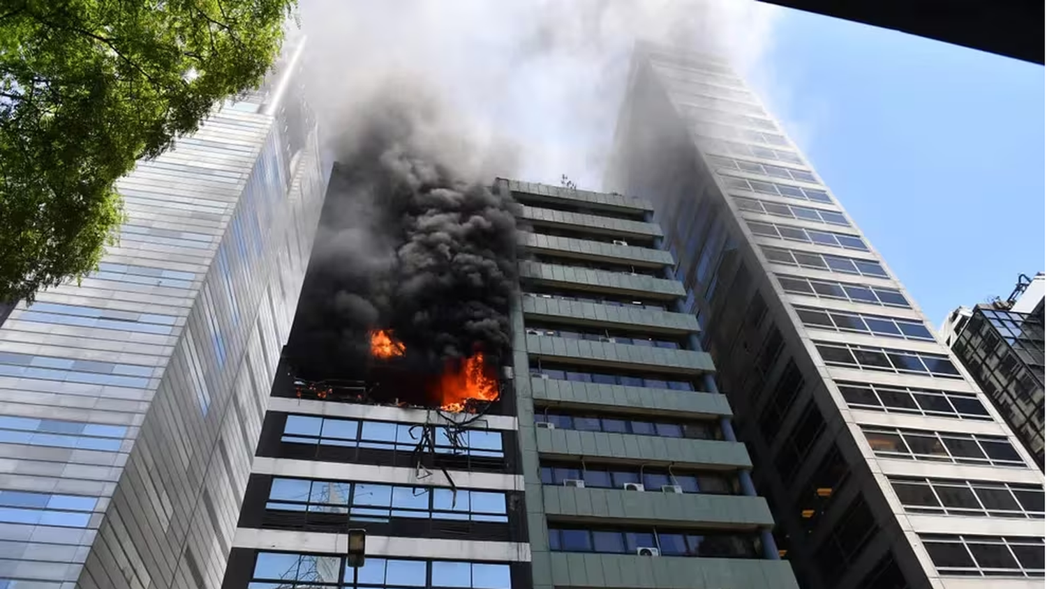 Murió una mujer en el feroz incendio que se registró en un edificio de oficinas lindero al Ministerio de Trabajo