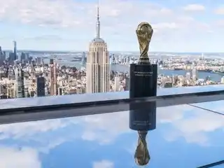 La Copa del Mundo, exhibida en Nueva York. Foto Mike Stobe/FIFA