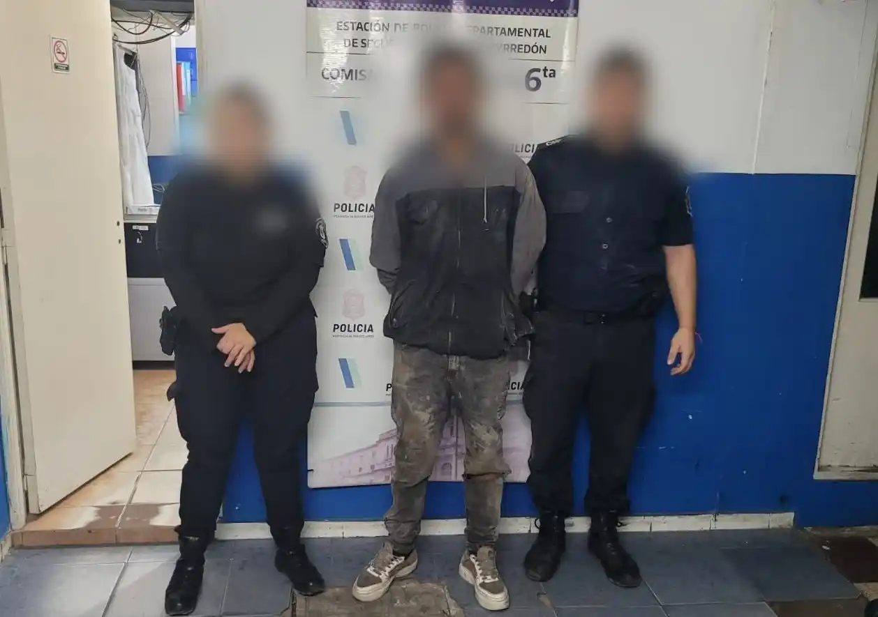 El sujeto aprehendido, en situación de calle, fue identificado en el lugar.