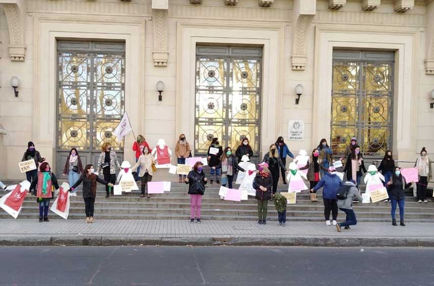 «Basta de femicidios»: conmovedor abrazo solidario en Rosario para pedir justicia