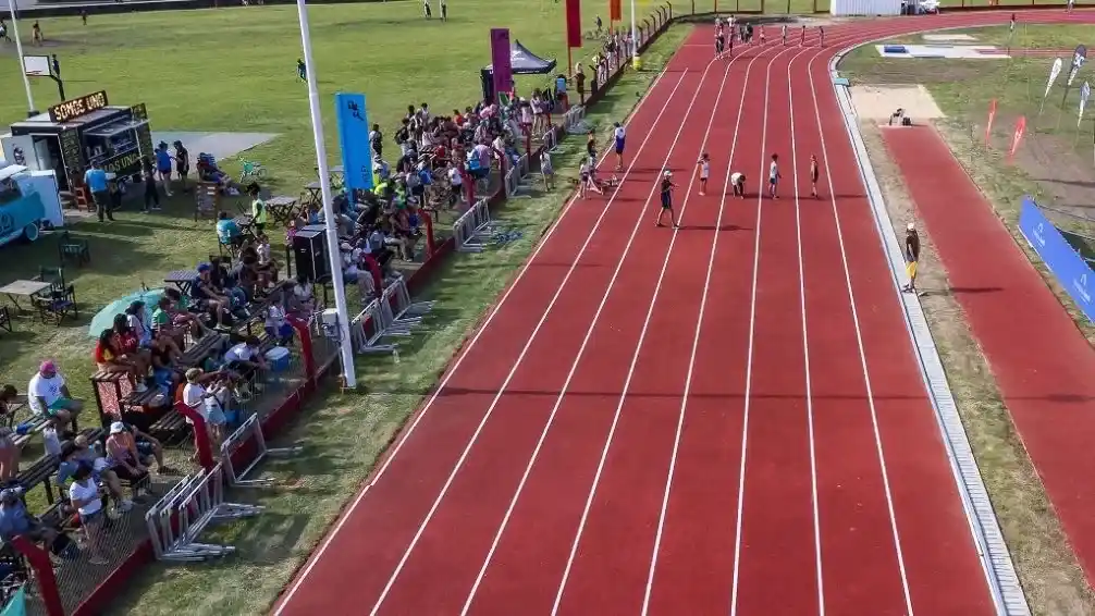 Desde el área de Deportes explicaron que los trabajos forman parte de las tareas periódicas de conservación de los espacios deportivos públicos.
