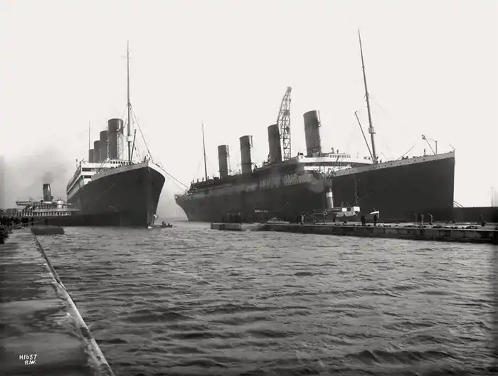 El Olympic (a la izquierda) junto al Titanic (a la derecha) en marzo de 1912.