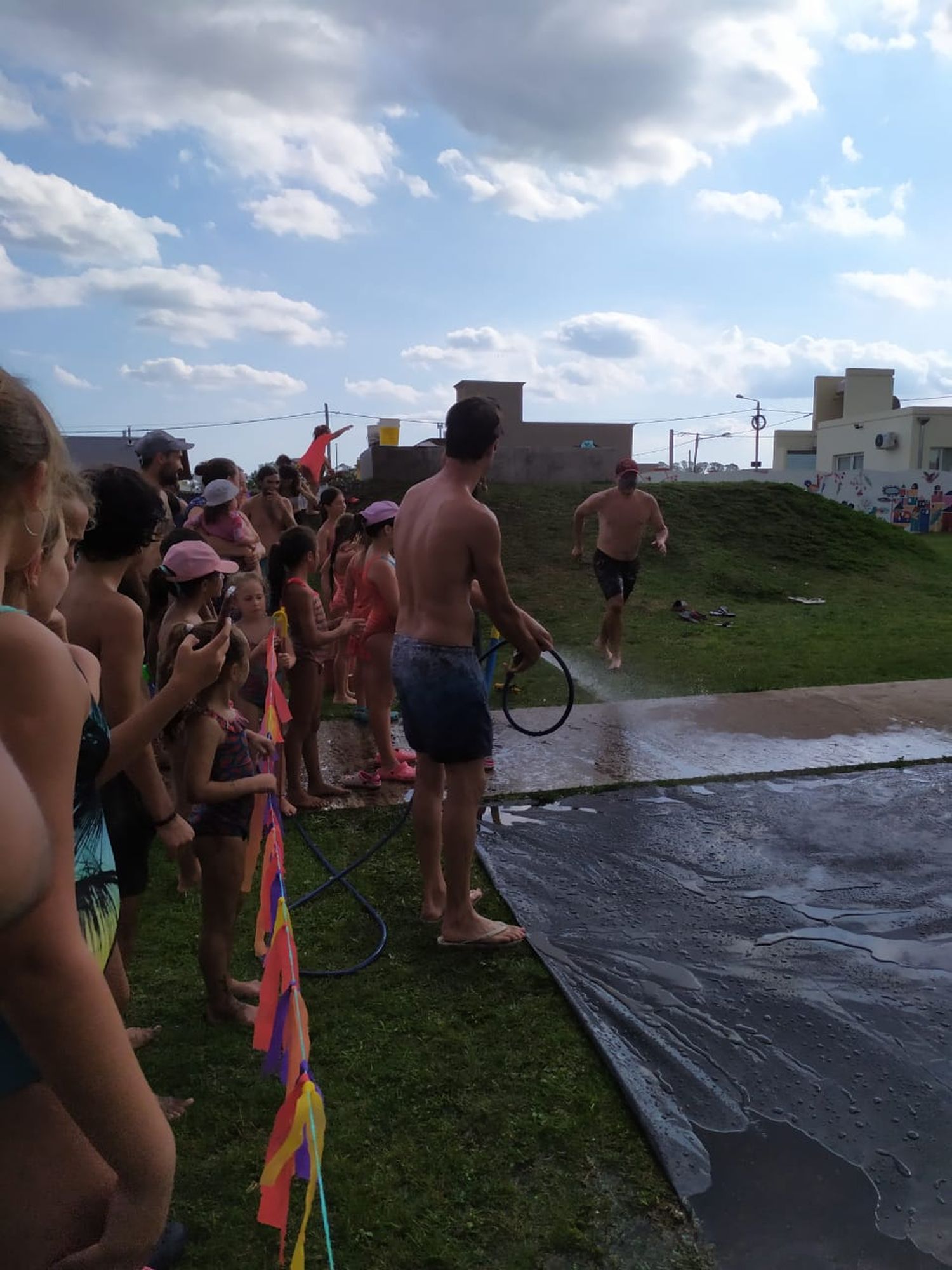 El barrio Graduados se  anticipó al Carnaval con  una fiesta muy divertida