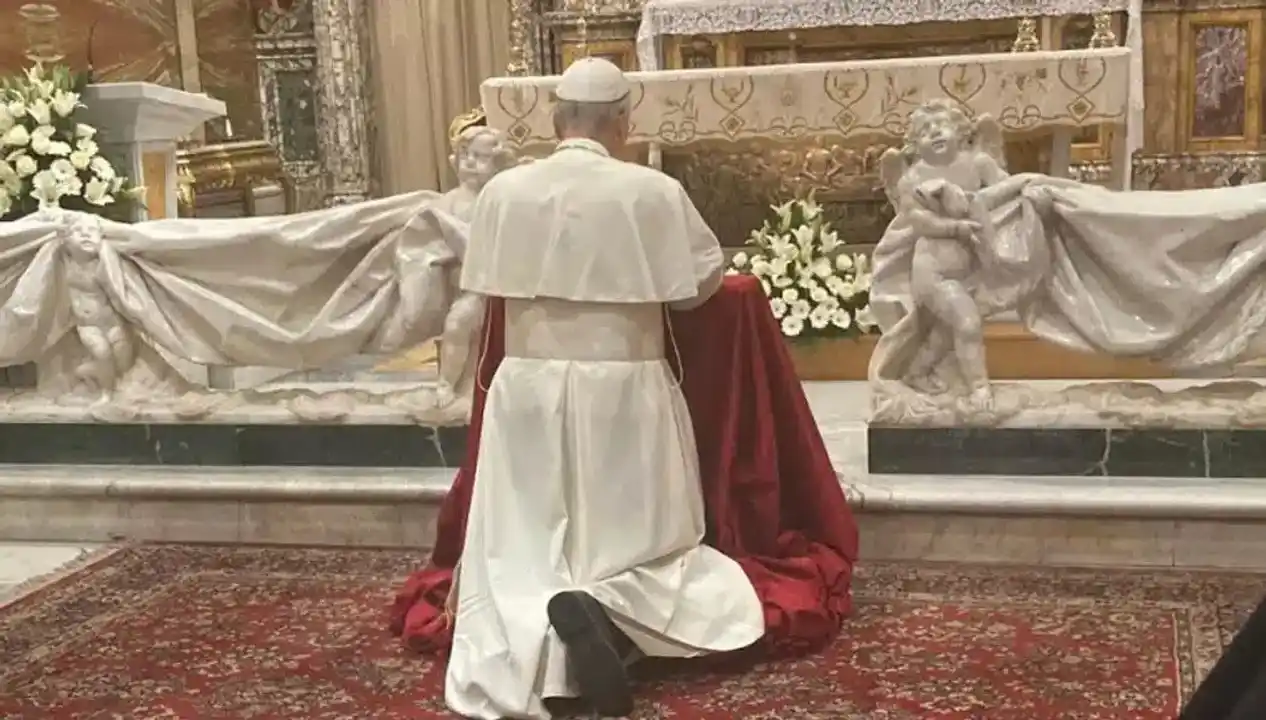 El Papa rezó en el santuario mariano.