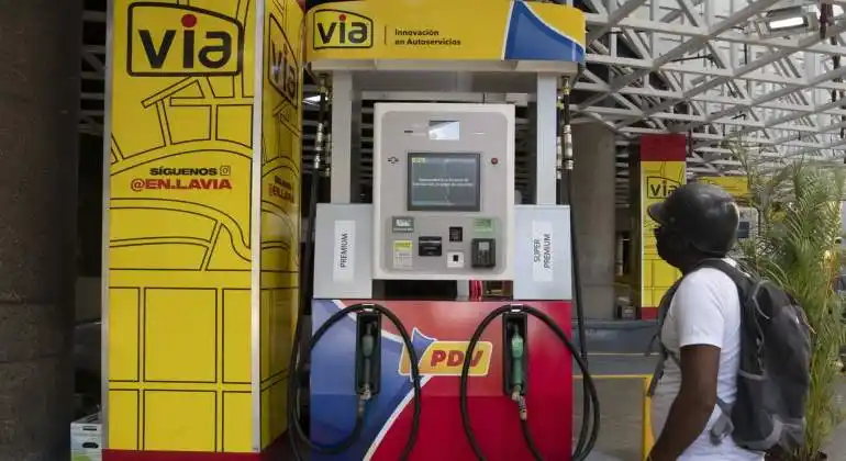 Maduro otorgó más de 50 estaciones de servicio a “empresarios”, según Bloomberg