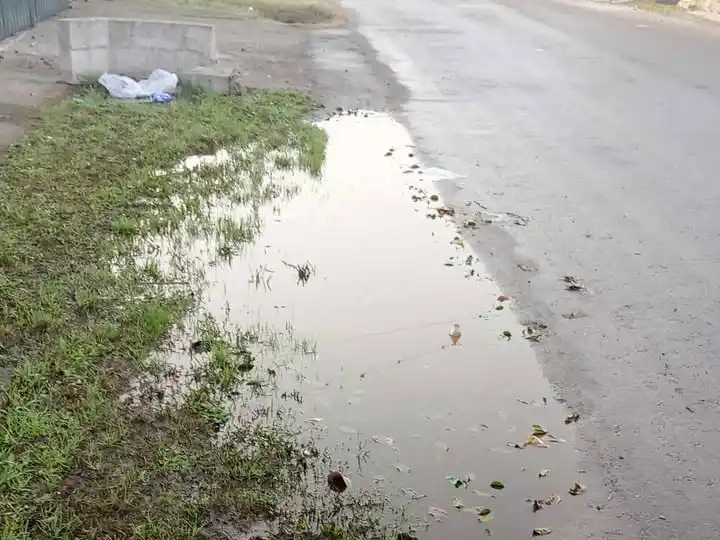 Reclamo por cloacas tapadas en calle Laprida