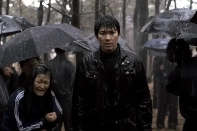 El film reconstruye la investigación de una serie de asesinatos ocurridos en 1986 en un entorno rural de Corea del Sur, durante el período de la dictadura militar.