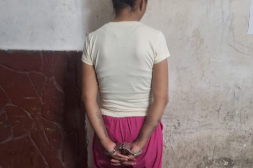 Mujer detenida por maltratar a sus hijos.