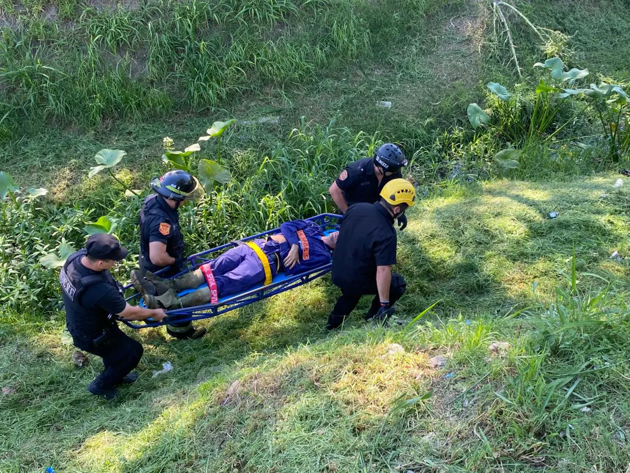 Un operario cayó en una zanja mientras trabajaba en zona sur y tuvo que ser rescatado