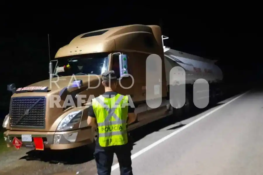 Un camionero fue detenido por circular de manera peligrosa por la Ruta N°2