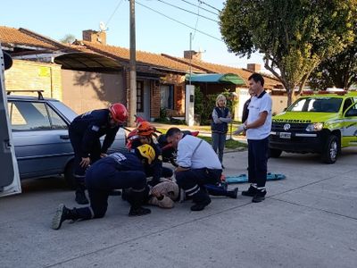 Accidente en barrio Güemes: motociclista sufrió politraumatismos tras chocar con un perro