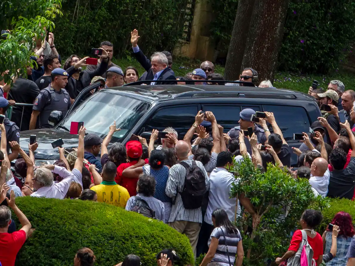 Lula salió de prisión para despedir a su nieto fallecido