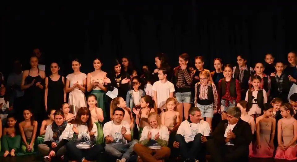 Numerosos grupos locales se sumaron a una gala de danza
