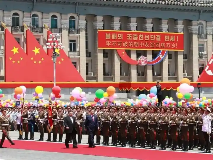 El presidente chino fue recibido con honores en Corea del Norte.