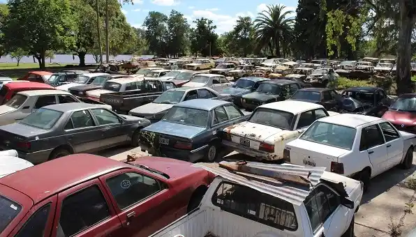 Compactarán 258 vehículos depositados en el ex Frigorífico 