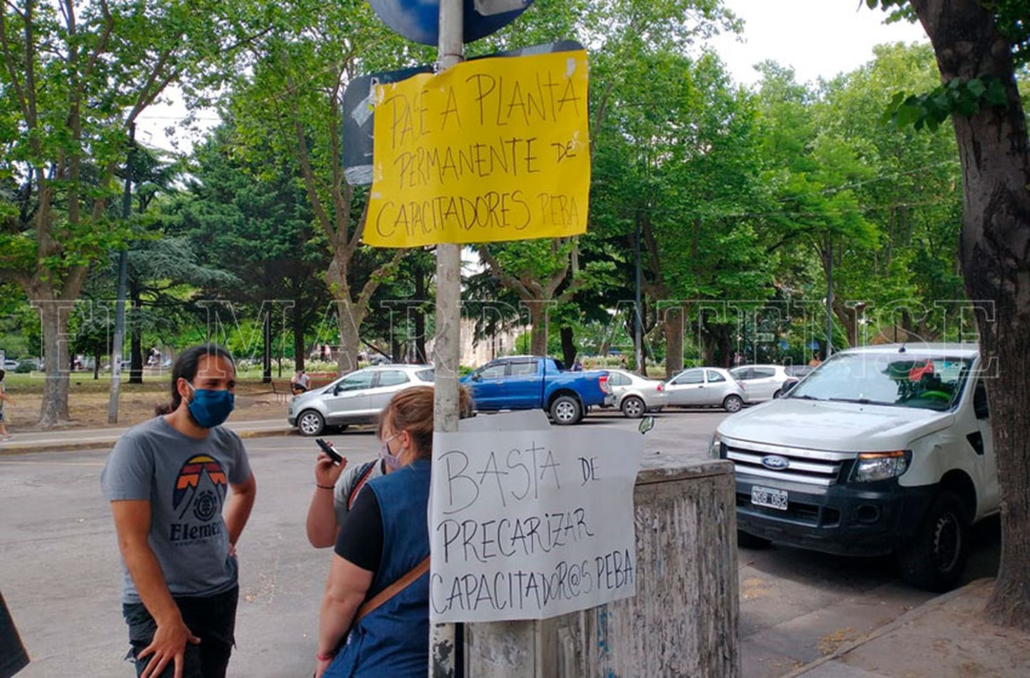 Trabajadores del Programa Educativo Barrial reclamaron el pase a planta permanente frente al Municipio