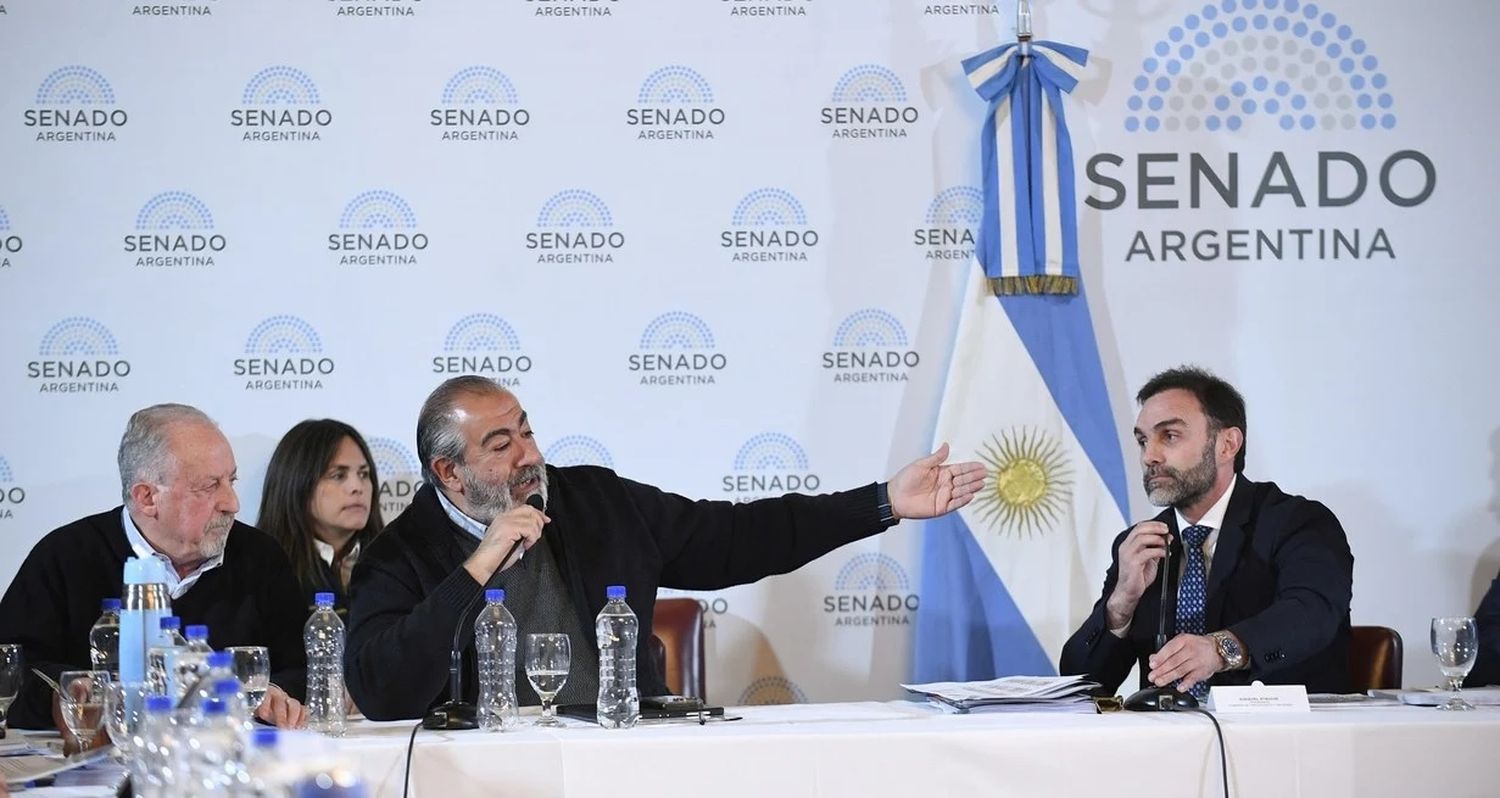 Los dirigentes sindicales Héctor Daer y Hugo Yasky protagonizaron un fuerte intercambio con los legisladores de La Libertad Avanza en el debate de comisiones del Senado. Foto: NA / Daniel Vides.