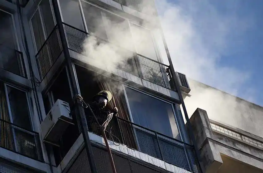 Se incendió un departamento y hubo evacuados en Pellegrini al 1500