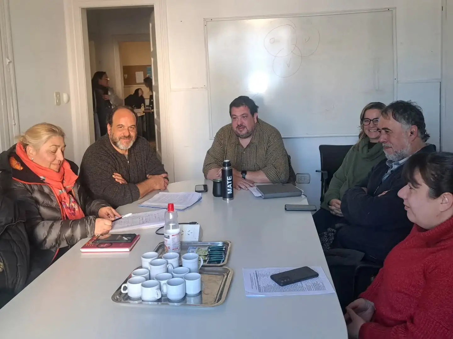 Junto con autoridades, abordó las demandas del personal de Salud Mental.
