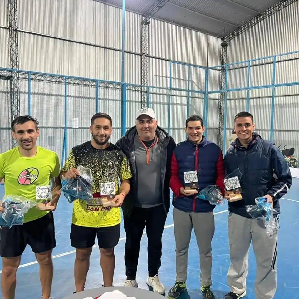 Los jugadores que definieron la sexta categoría junto al organizador del evento en cancha de "La Quinta".