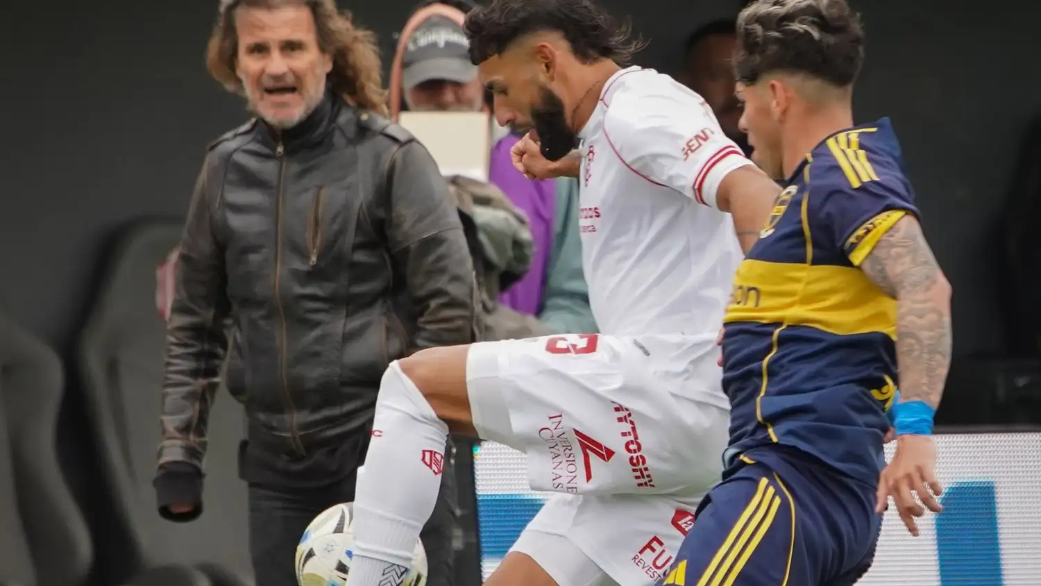 Barrios controla la pelota ante el asedio de Palacios.
