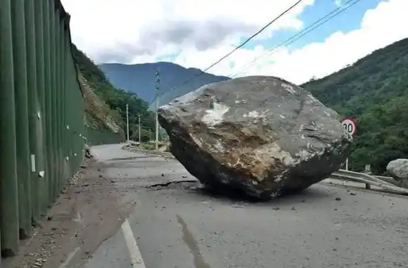 Una roca gigante causa pánico en la vía al Llano