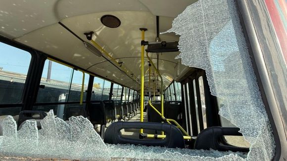 Susbielles aseguró que el ataque a pedradas a colectivos en Bahía Blanca “duró 20 minutos y fue coordinado”