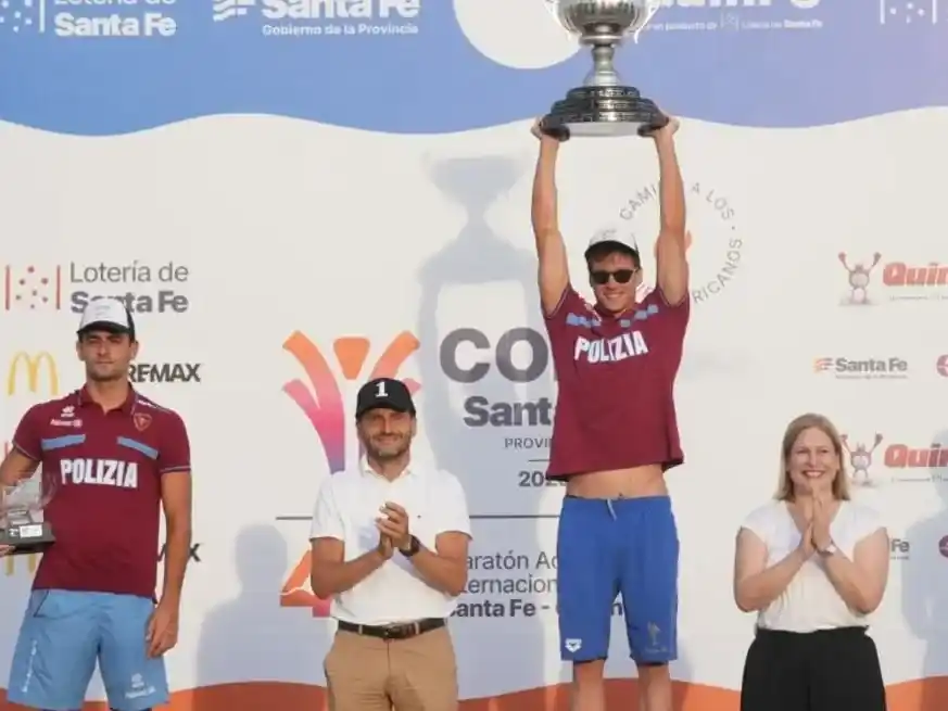 Occhipinti volvió a alzar la copa de la Santa Fe-Coronda, entregada por el gobernador de la provincia, Maximiliano Pullaro. Foto: Manuel Fabatía.