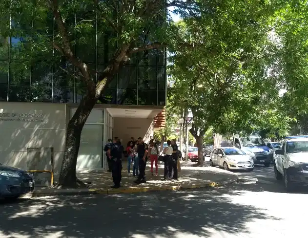 Golpe al Colegio de Abogados bonaerense en La Plata: Se llevaron computadoras, televisores y dinero