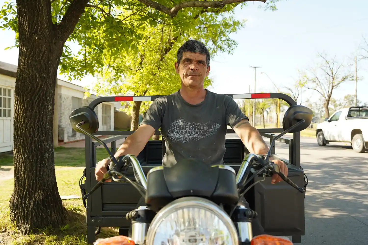 Miguel vio en su motocarga una oportunidad de avanzar.