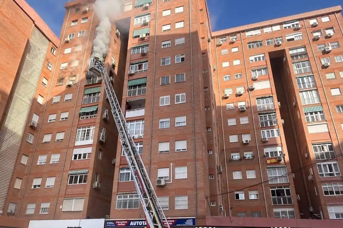La víctima presentaba quemaduras y no logró sobrevivir a la caída.