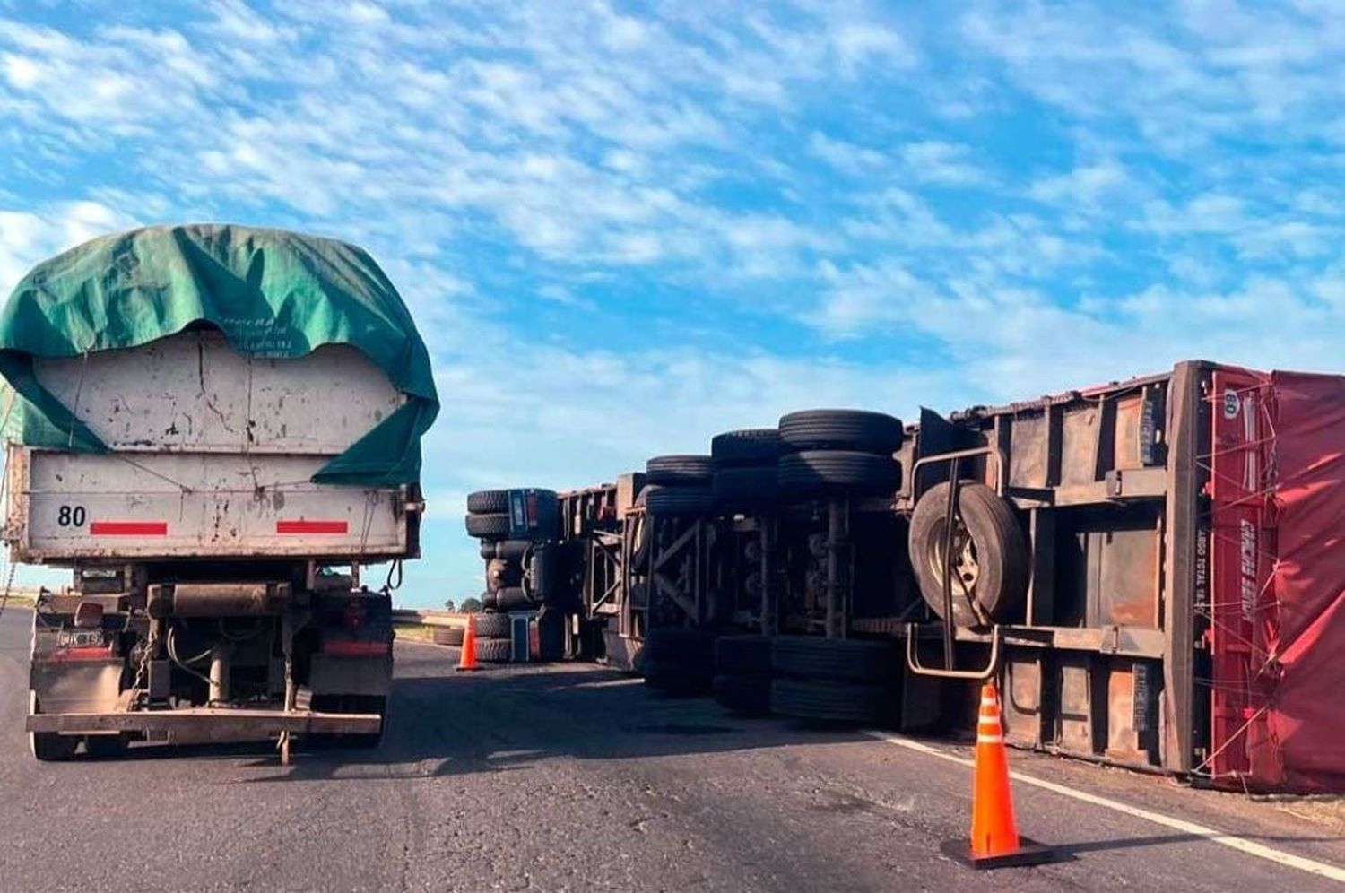 Volcó un camión en un puente de la autopista Santa Fe – Rosario