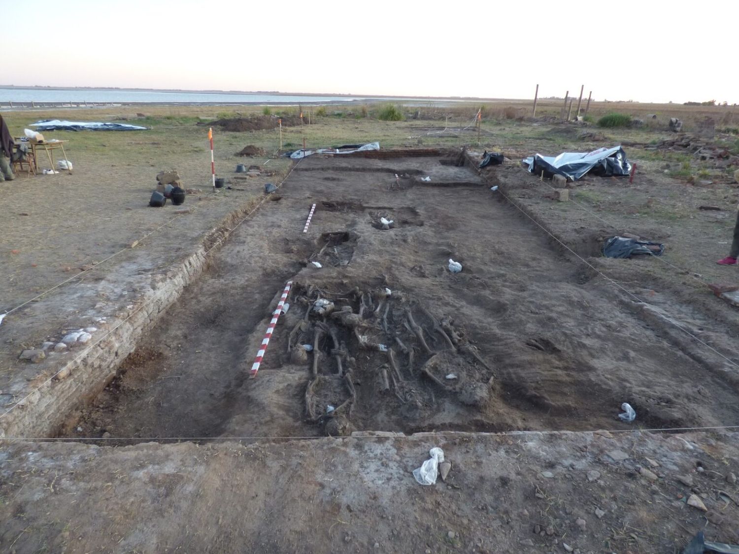 Excavaciones a la vera de la laguna de Melincué.