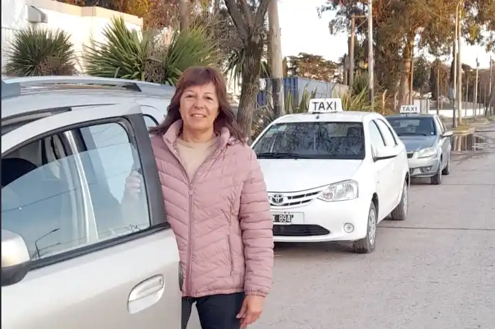 En la parada. Frente al Hospital Municipal y junto a su vehículo de traslado de pasajeros