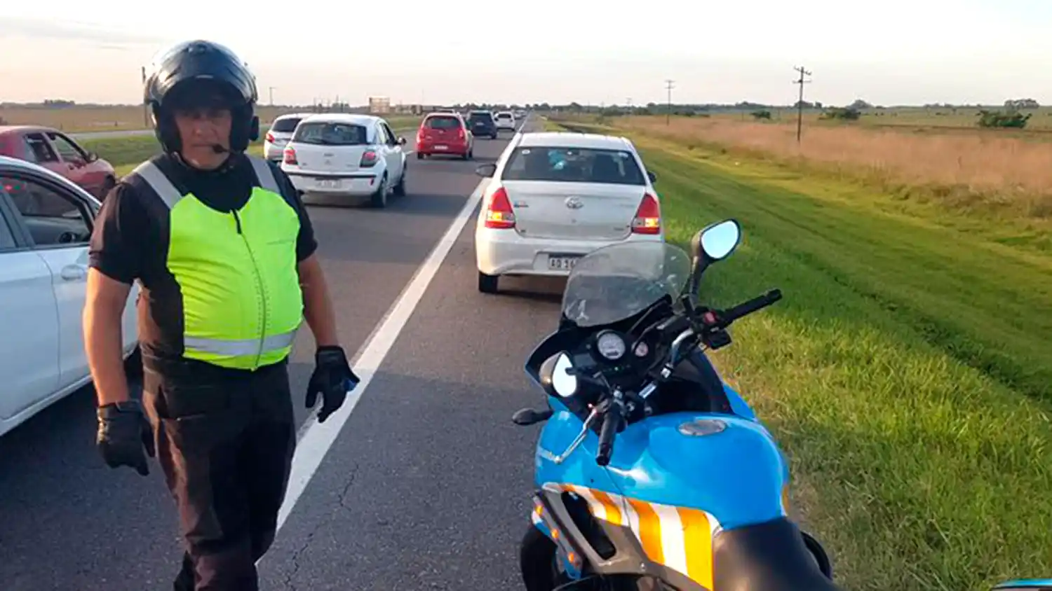 Fin de semana largo de Carnaval: Multaron unos cincuenta "banquineros" en Ruta 2