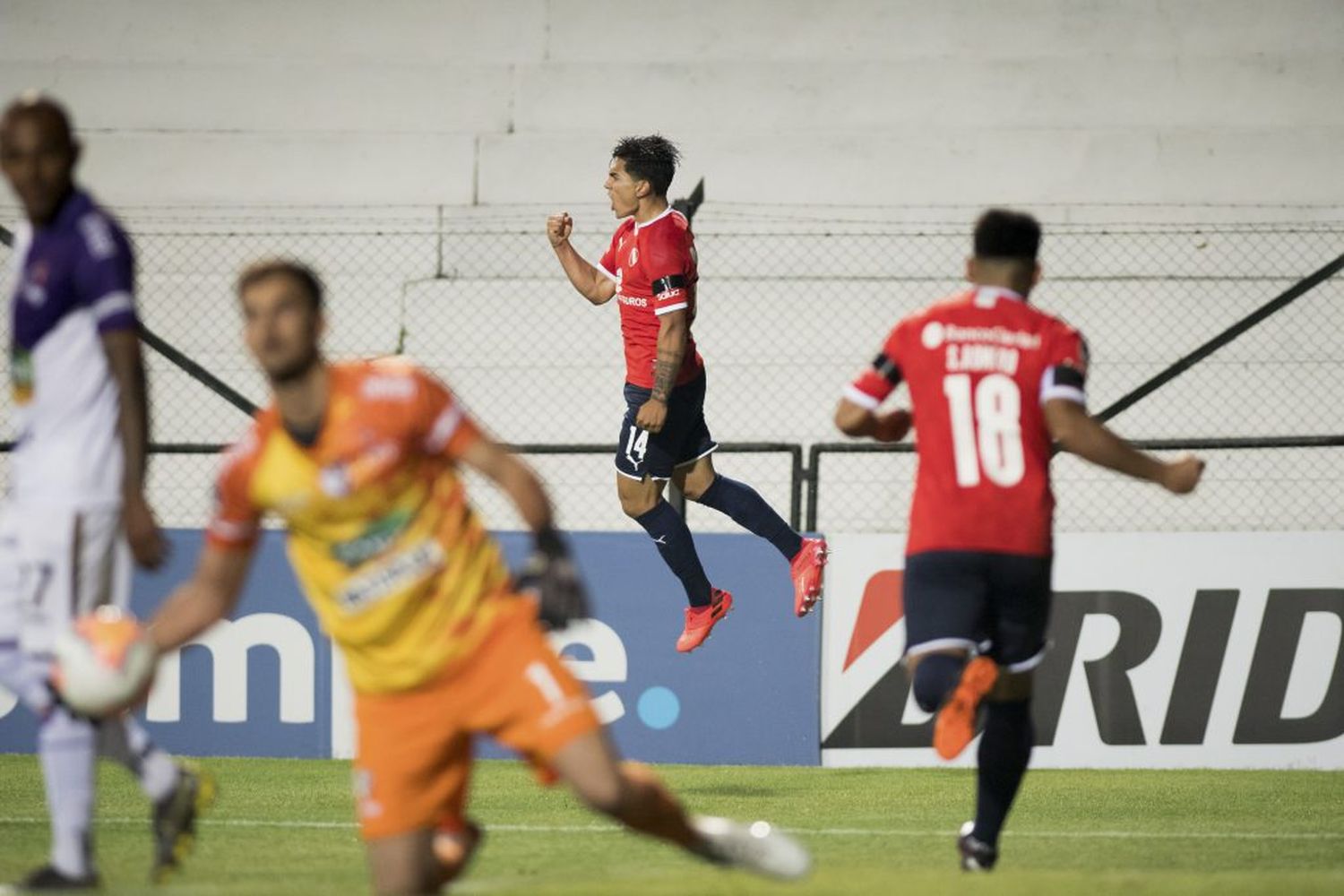 Independiente hizo cuatro y encaminó su clasificación