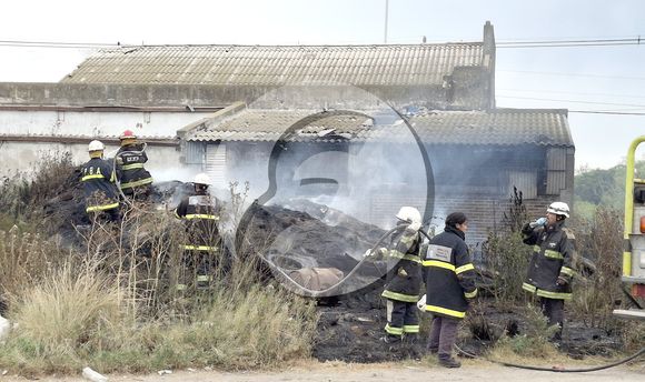 Bomberos controlaron un incendio de cubiertas